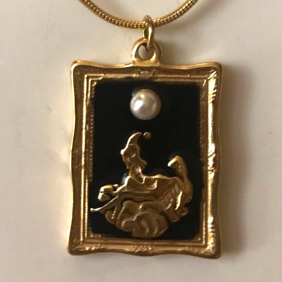 Reclining Woman Portrait Painting Artistic Picture Frame Pearl 18K Gold Necklace - Picture 15 of 16